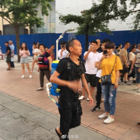 北京男子當街洗澡