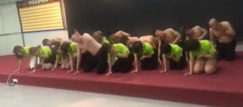 員工跪地狂扇自己