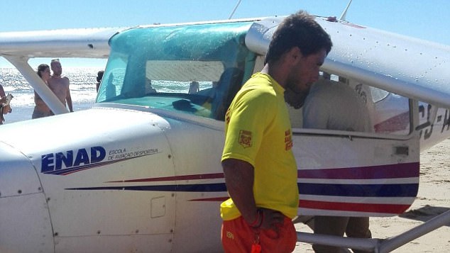 飛機(jī)迫降撞死兩人