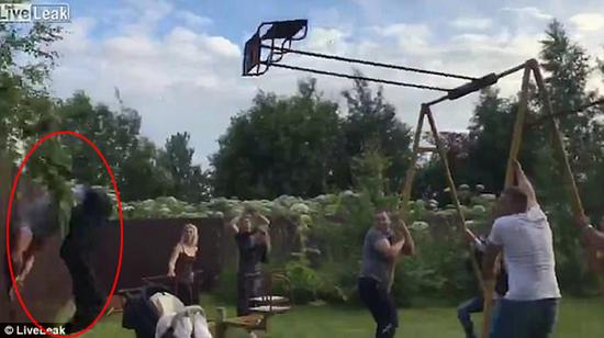 小伙蕩秋千被甩飛