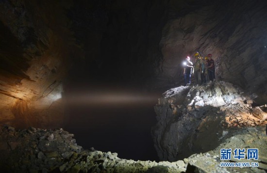 隧道內(nèi)現(xiàn)大型溶洞
