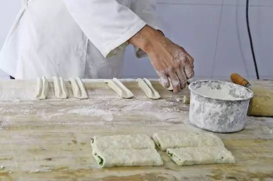 靠賣燒餅攢7套房