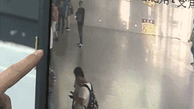 小伙失戀撒人民幣