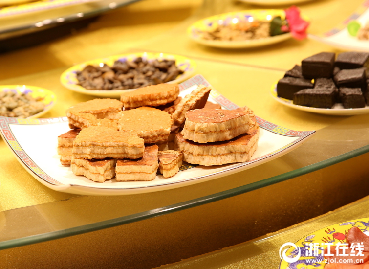 奇石烹出滿漢全席