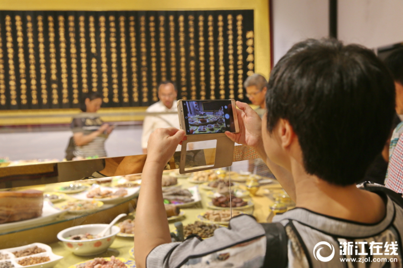 奇石烹出滿漢全席