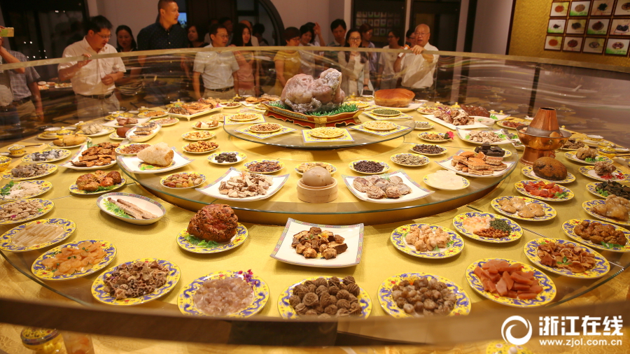 奇石烹出滿漢全席