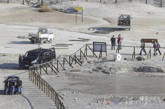 熊孩子墜入火山口