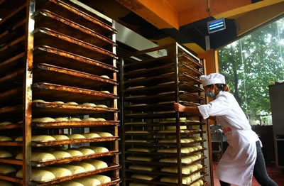 重慶1元巨型饅頭 市民排隊買大饅頭