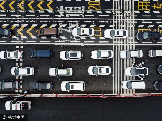 國慶高速變停車場