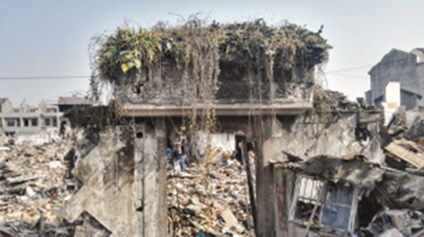 拆遷門框上現懸棺