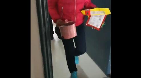 男老師突闖女寢