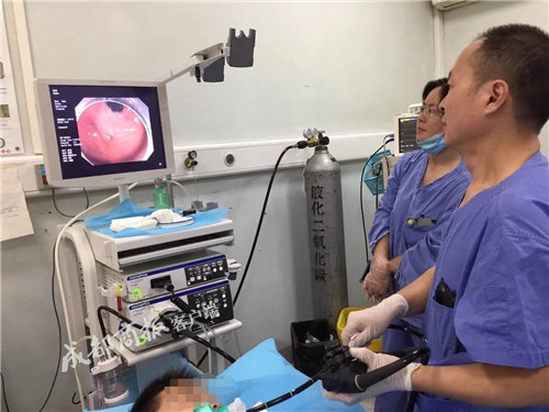 男孩胃里取出磁鐵