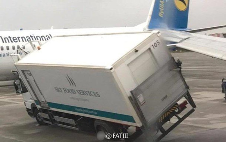 烏克蘭飛機撞餐車