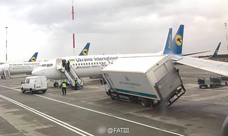 烏克蘭飛機撞餐車