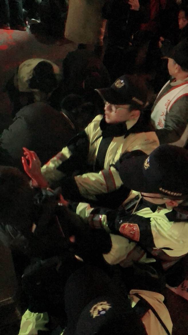 總統府大門遭潑漆