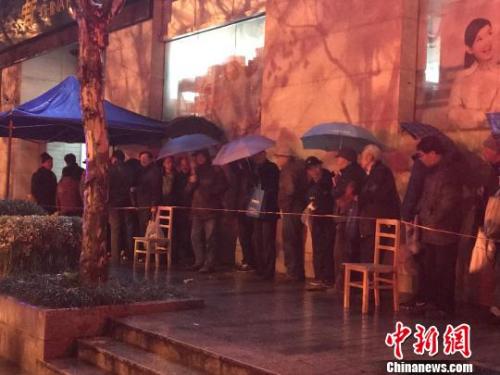 市民排隊搶購狗票