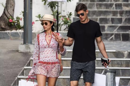 △去年12月23日，鄧文迪與男友在法國度假。供圖/視覺中國