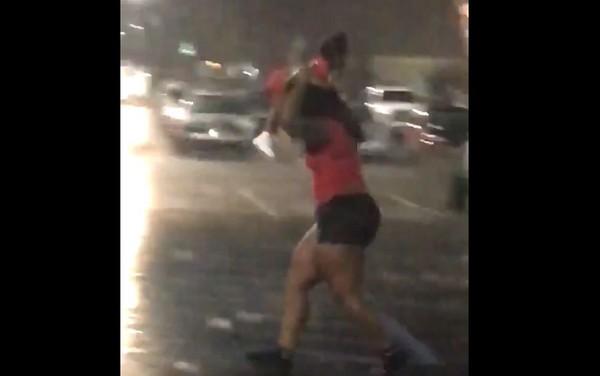 高舉小孩當傘擋雨