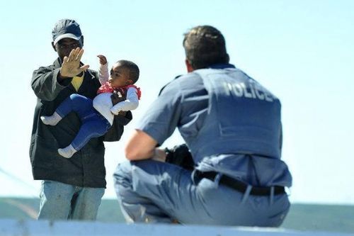 為抗議棚屋被拆 南非瘋狂爸爸屋頂扔女
