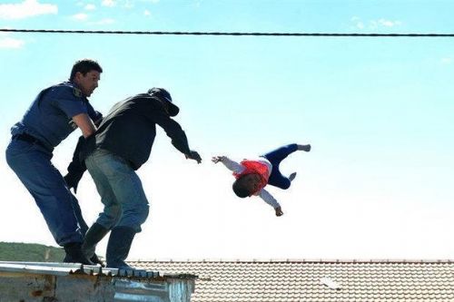 為抗議棚屋被拆 南非瘋狂爸爸屋頂扔女