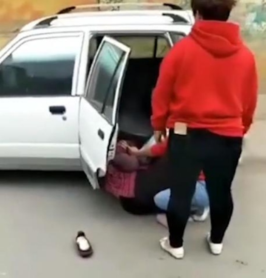 女子當街腳踹養(yǎng)母