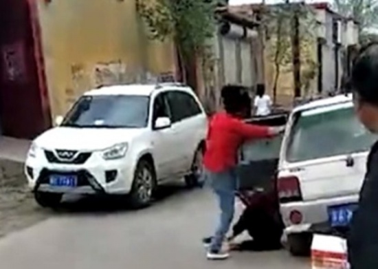 女子當街腳踹養(yǎng)母