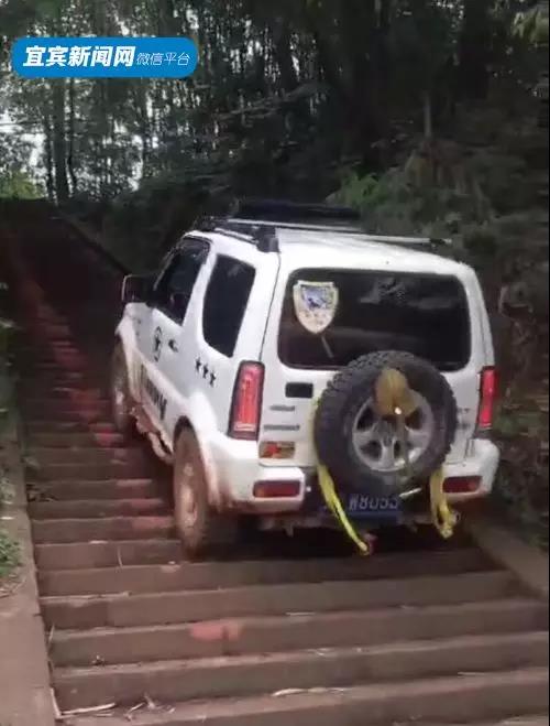 越野車輾古寺石梯
