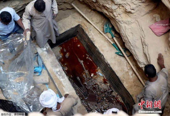 埃及開啟巨型石棺