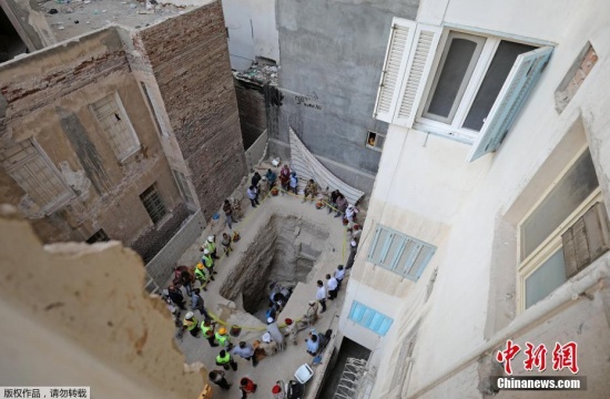 埃及開啟巨型石棺