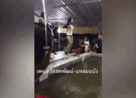 女子餐廳桌上跳舞