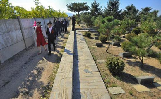 新人在公墓辦婚禮