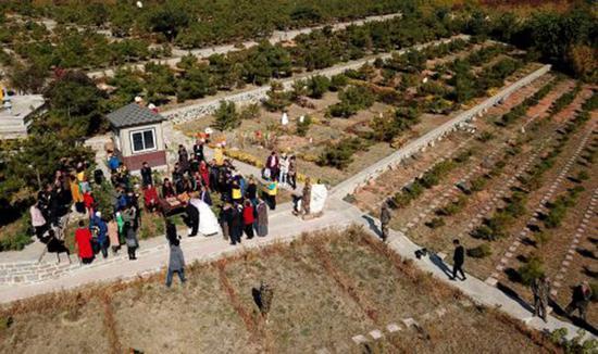 新人在公墓辦婚禮