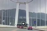 重慶公交墜江瞬間 公交車突然急轉沖出護欄