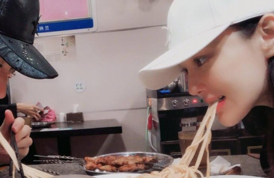 張馨予的新發型 張馨予微博曬媽媽的蔥油拌面