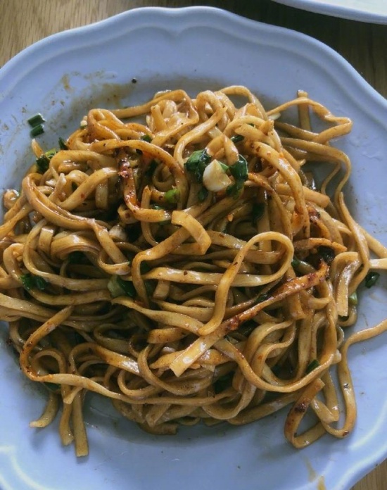 張馨予的新發型 張馨予微博曬媽媽的蔥油拌面