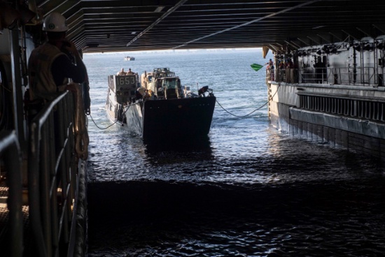 美軍艦遇大浪受損