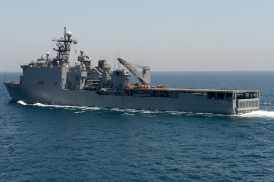 美軍艦遇大浪受損