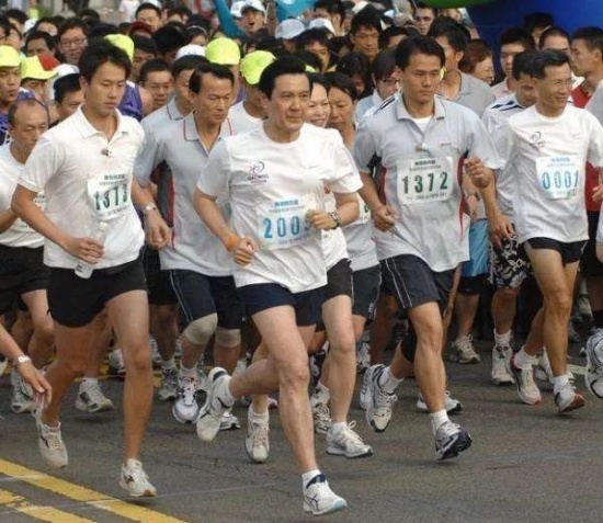 爬山偶遇外交部長(zhǎng)王毅