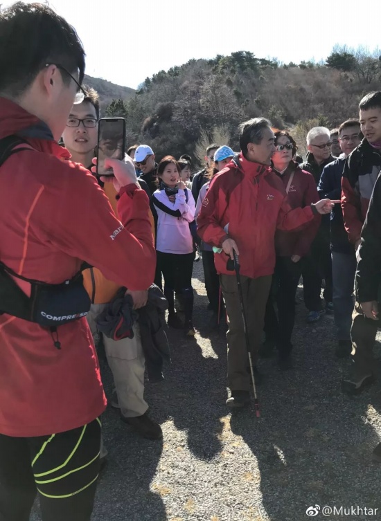 爬山偶遇外交部長(zhǎng)王毅