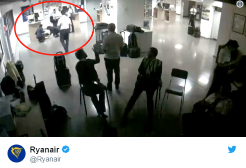 空姐集體睡地板 空姐睡地板被開除