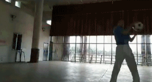 足球舞惹巨大爭議臺