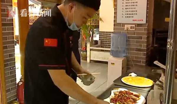 服務員上菜前偷吃