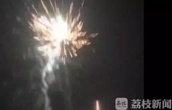 放煙花慶祝兒子考7分