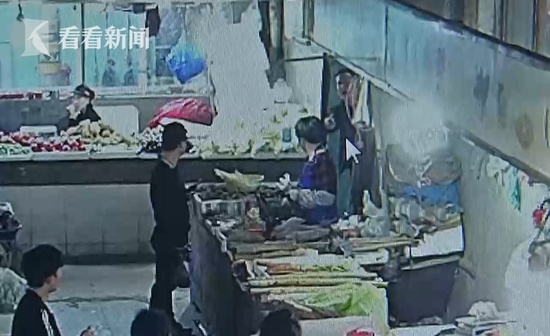 男子提10萬元買菜