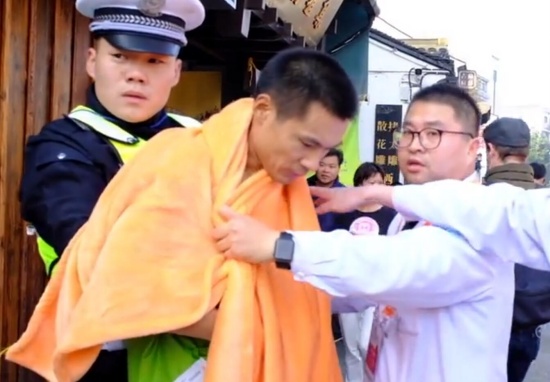 醫生阻攔跑馬者