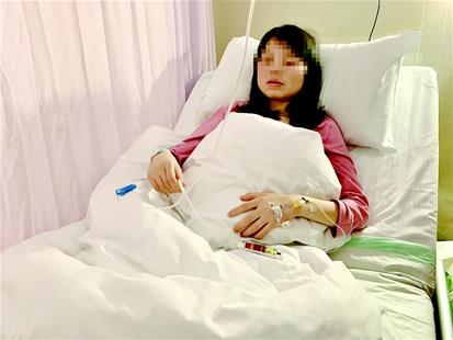 醫(yī)生為孕婦涂麝香