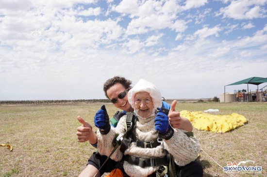 102歲奶奶玩跳傘