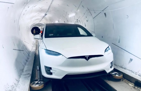 馬斯克隧道通車，自動駕駛車輛亮相