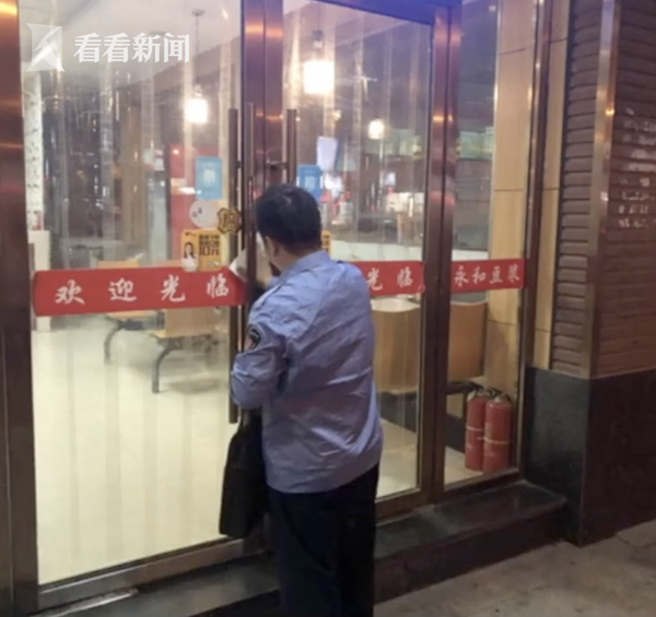 永和用手臂拌豆漿