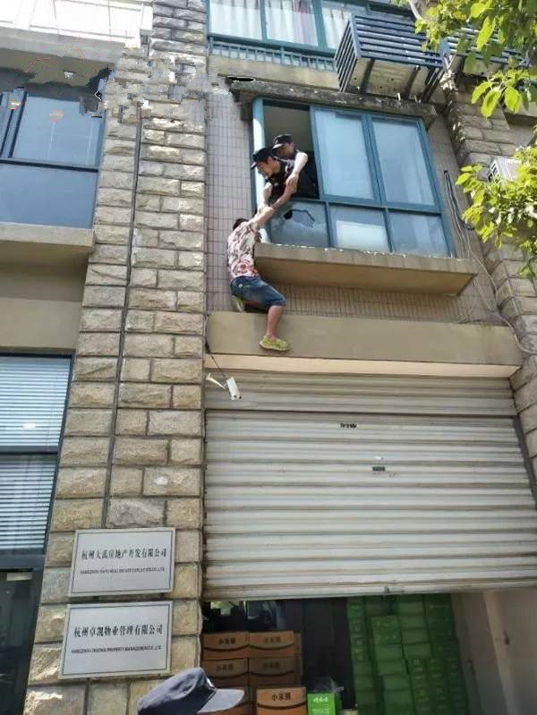 小伙被逼婚后跳樓